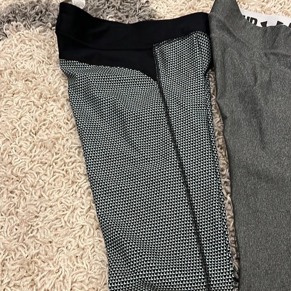 Excellent Condition Bundle Under Armor Leggings S… - image 8